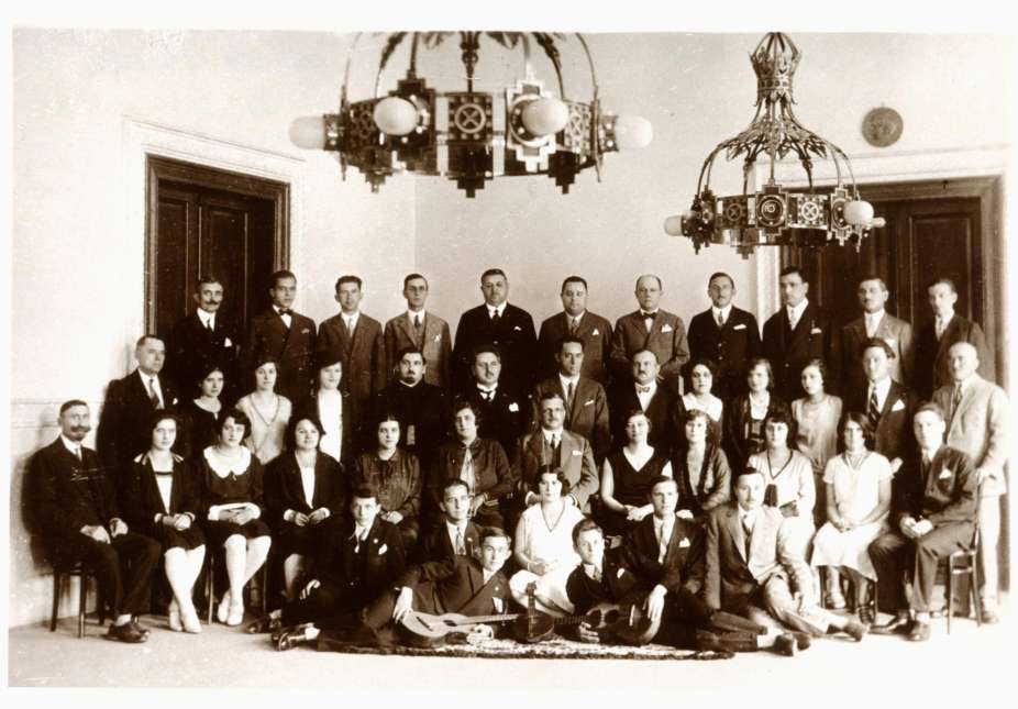 Corul bisericii sârbe din Piaţa Unirii, între 1928 ? 1936, Timișoara. Pe primul rând, al șaselea din dreapta, este Milutin Nenadovici, tatăl lui Vladimir Nenadovici. Poza a fost realizată în Palatul Episcopal din Piaţa Unirii